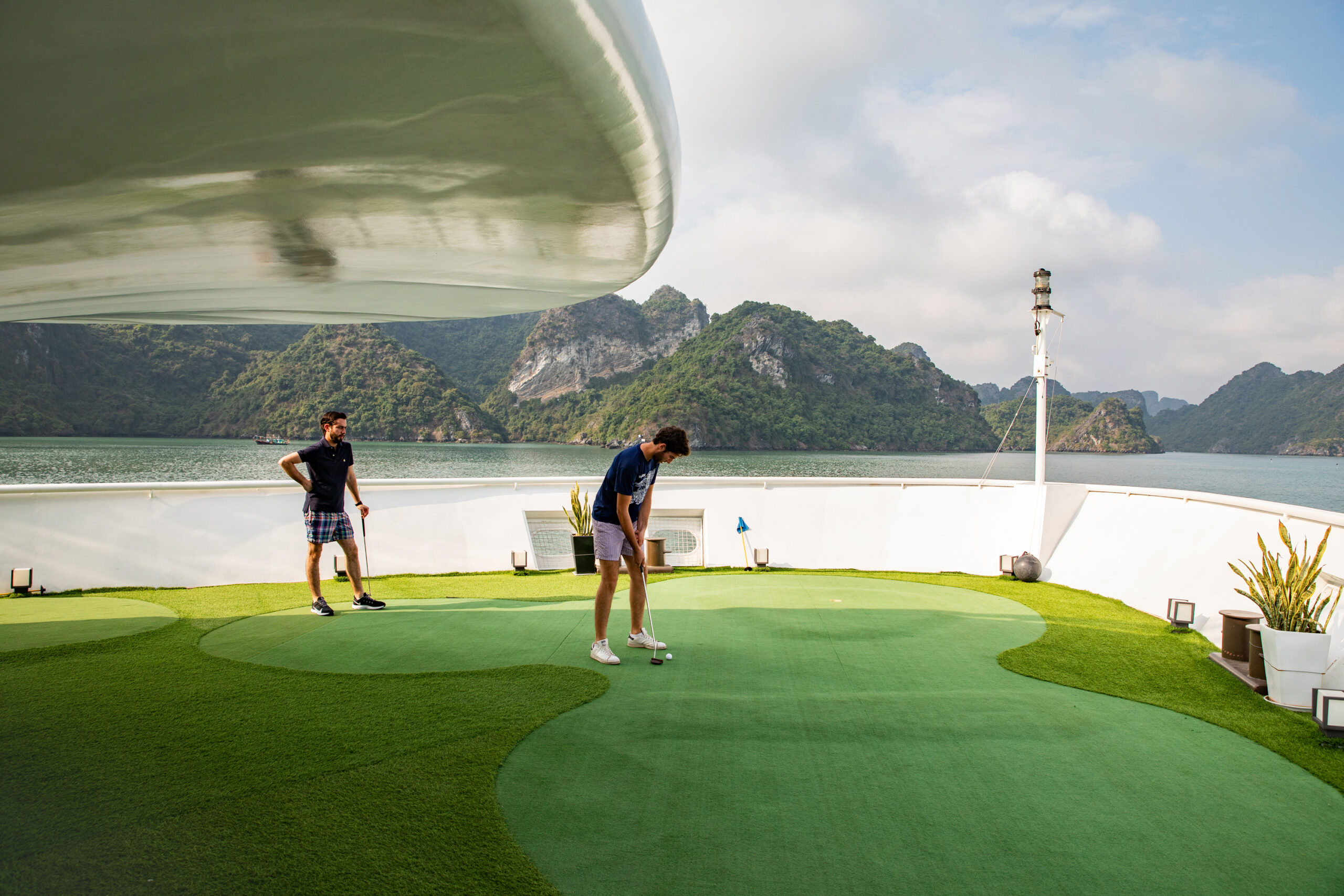 halong bay tours cruises from Hanoi to Halong bay best things to do in Halong Bay Hotels with 1 day trip elite of the seas overnight luxury 5 stars cruises